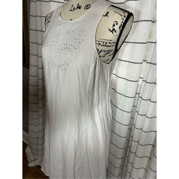 Old Navy Eyelet White Dress Size Small - Picture 3 of 4